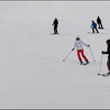 Meisje skiet vader omver