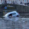 Spectaculaire redding in gracht Delft
