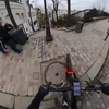 Fietsbezorger neemt een shortcut