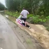 Waterscootert door smalle sloot
