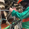 Piet helpt met koeien melken