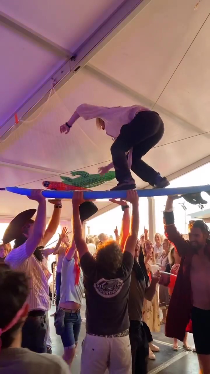 DUMPERT Crowd surfing