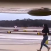 Gekkie huppelt rondje over vliegveld Atlanta