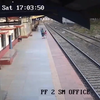 Kind van blinde moeder valt op spoor