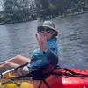 Karen in de kayak met portie karma