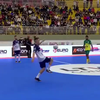 Voetballer gebruikt z'n hoofd