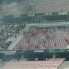 FC Köln hoolie flikkert van de balustrade