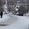 Auto's op gladde sneeuwweg