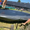 Van de trampoline in het zwembad