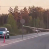 Vliegtuigje maak noodlanding op autoweg in Letland