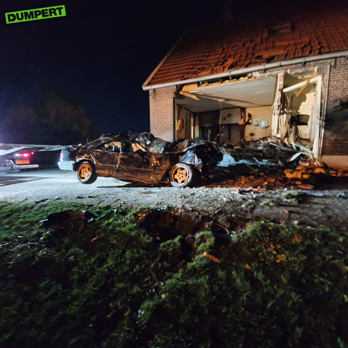 Foto's: Auto rijdt woonkamer in na achtervolging Bergentheim