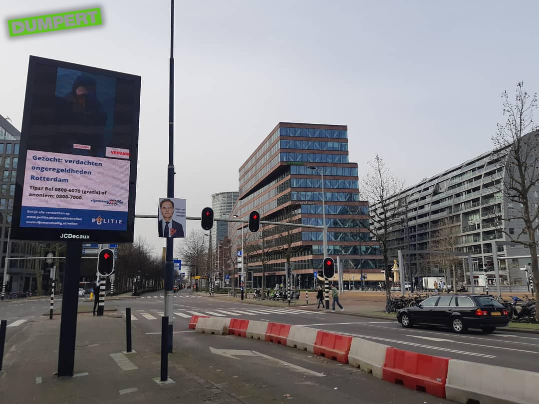 Reltuig met hun snuiter op grote schermen door Rotterdam