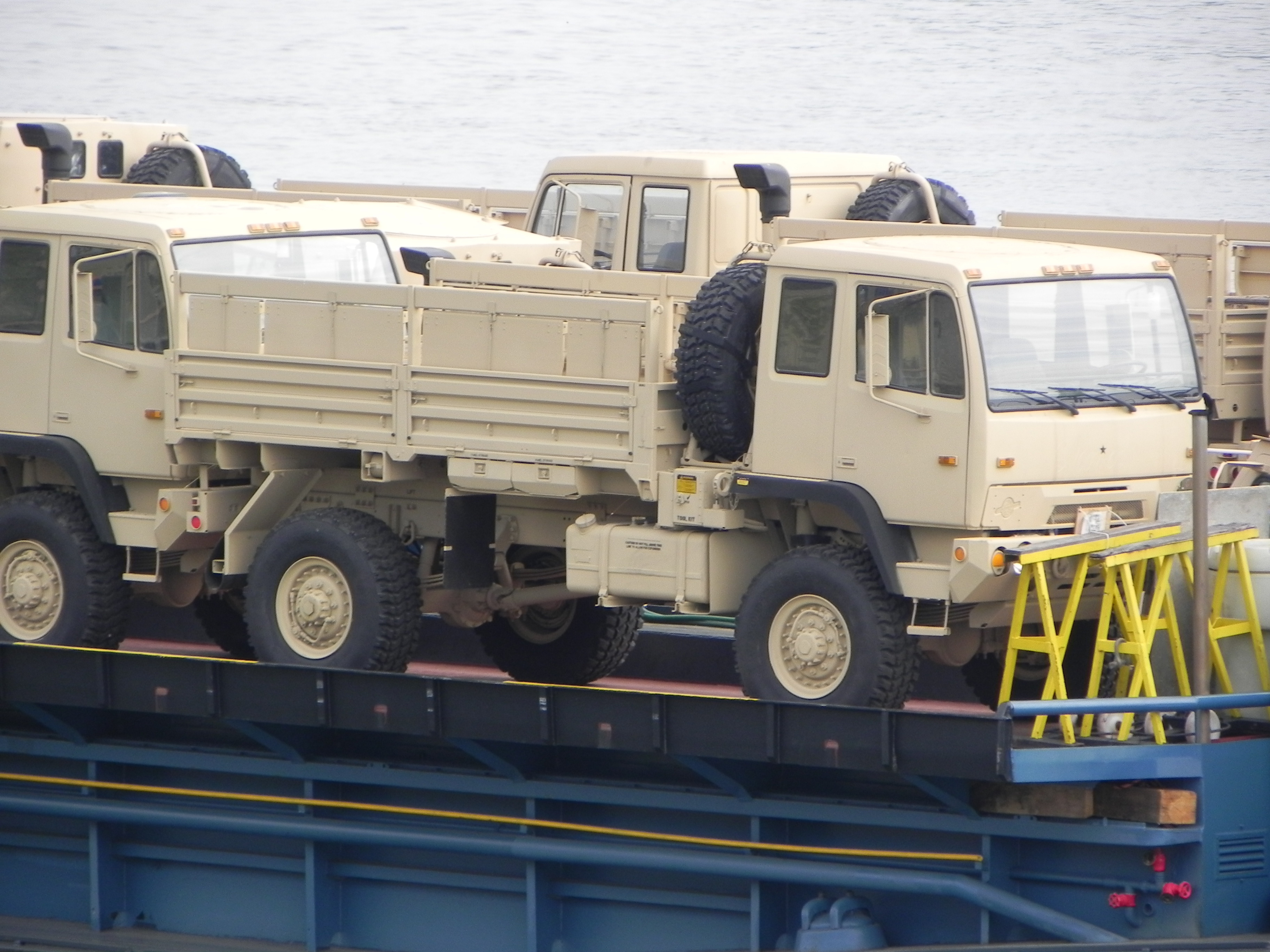 Schip vol Humvee's