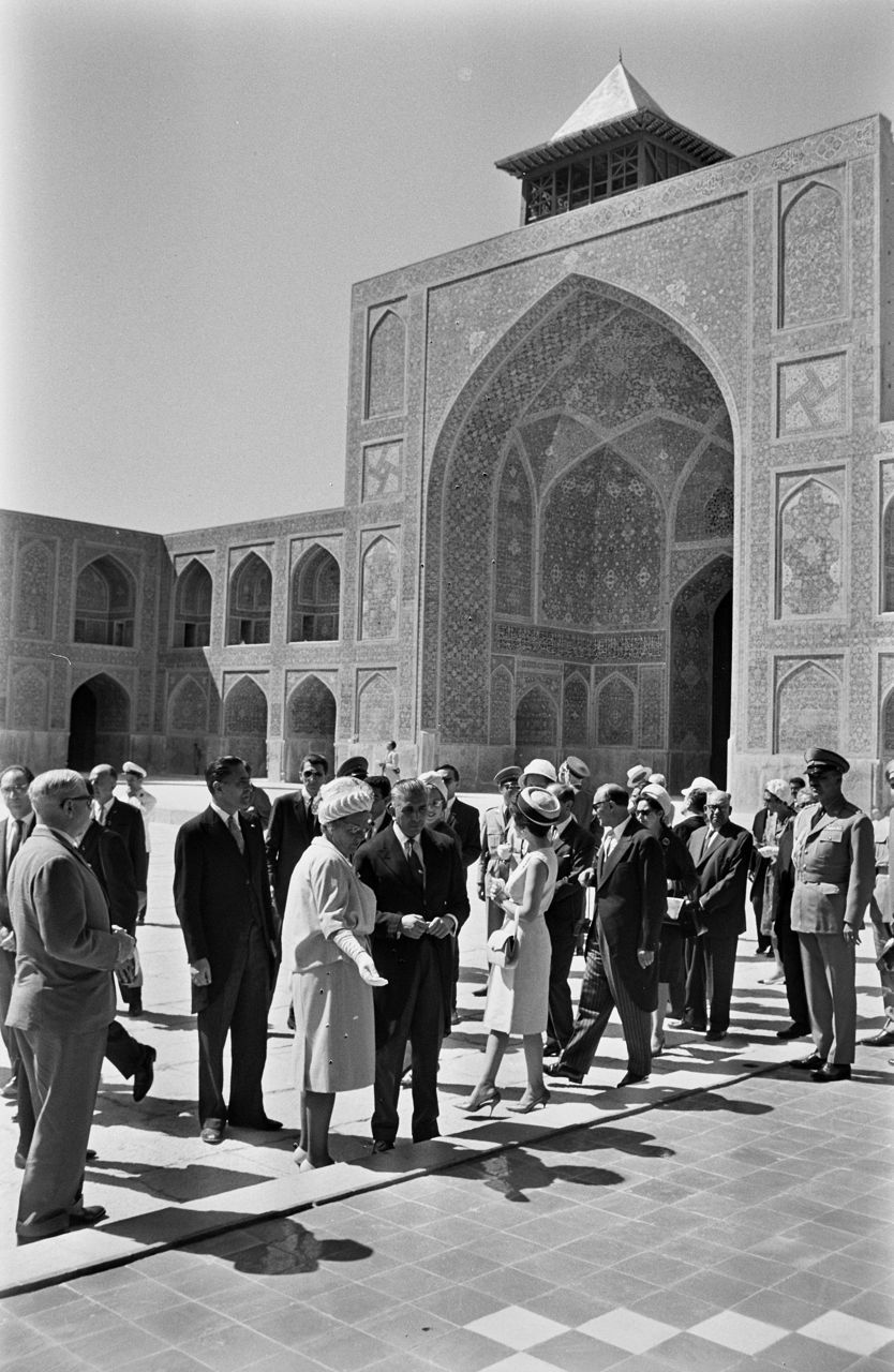 Staatsbezoek Perzië 1963. Juliana & Bea bezoeken moskee