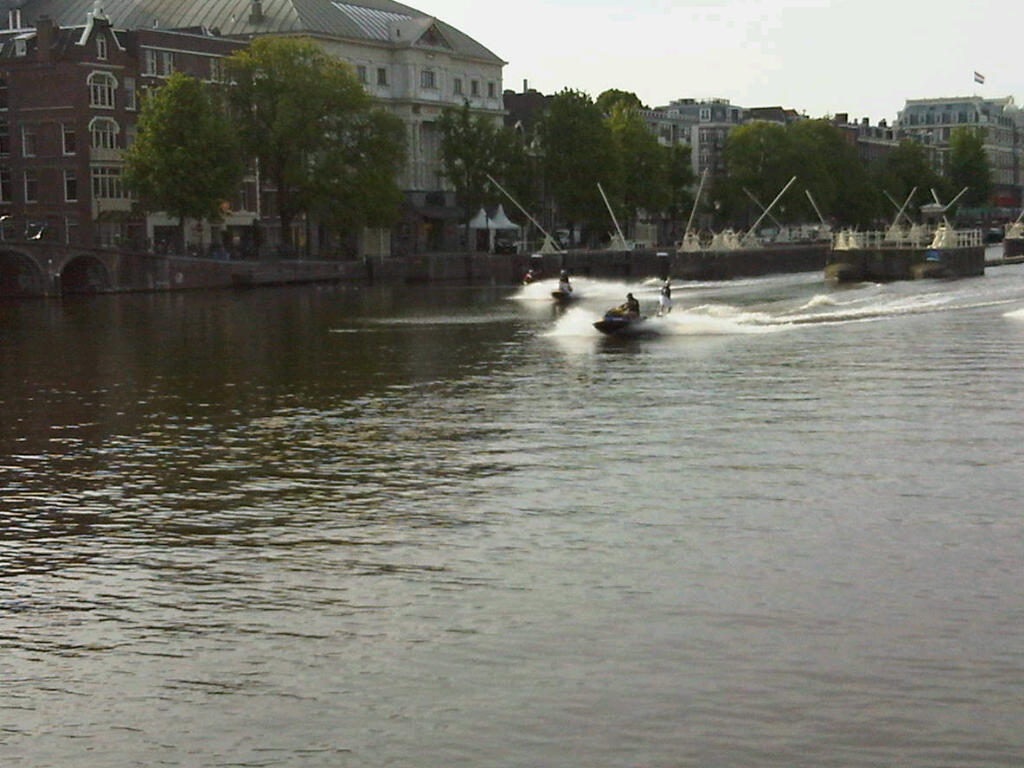 Denise de Haan en Duncan Zuur houden Canal Race door Amsterdamse grachten