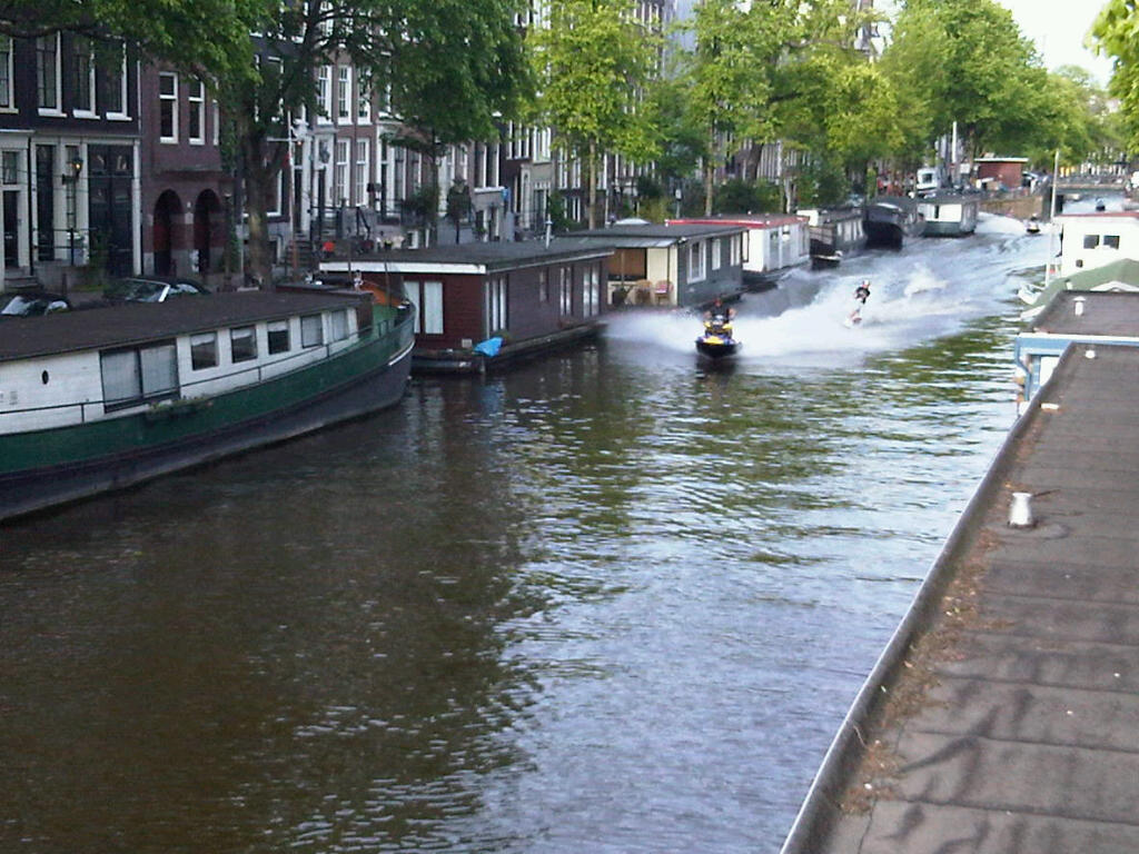 Denise de Haan en Duncan Zuur houden Canal Race door Amsterdamse grachten