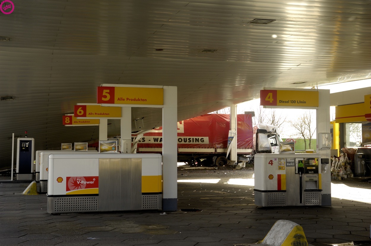 Truck ramt benzinestation