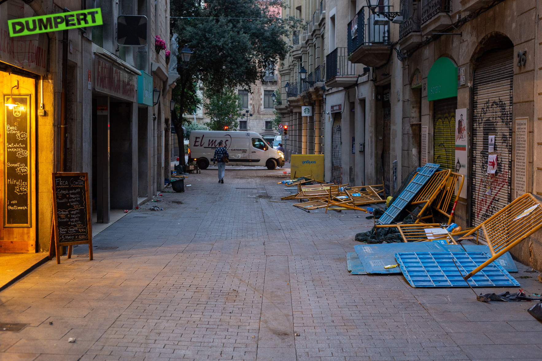 De rotzooi die overblijft na een nacht rellen in Barcelona