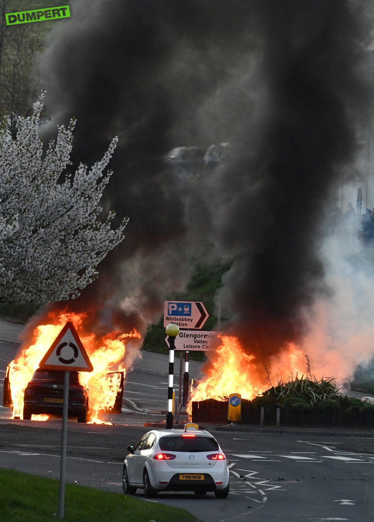 Auto in Belfast wordt hijacked en gaat in vlammen op