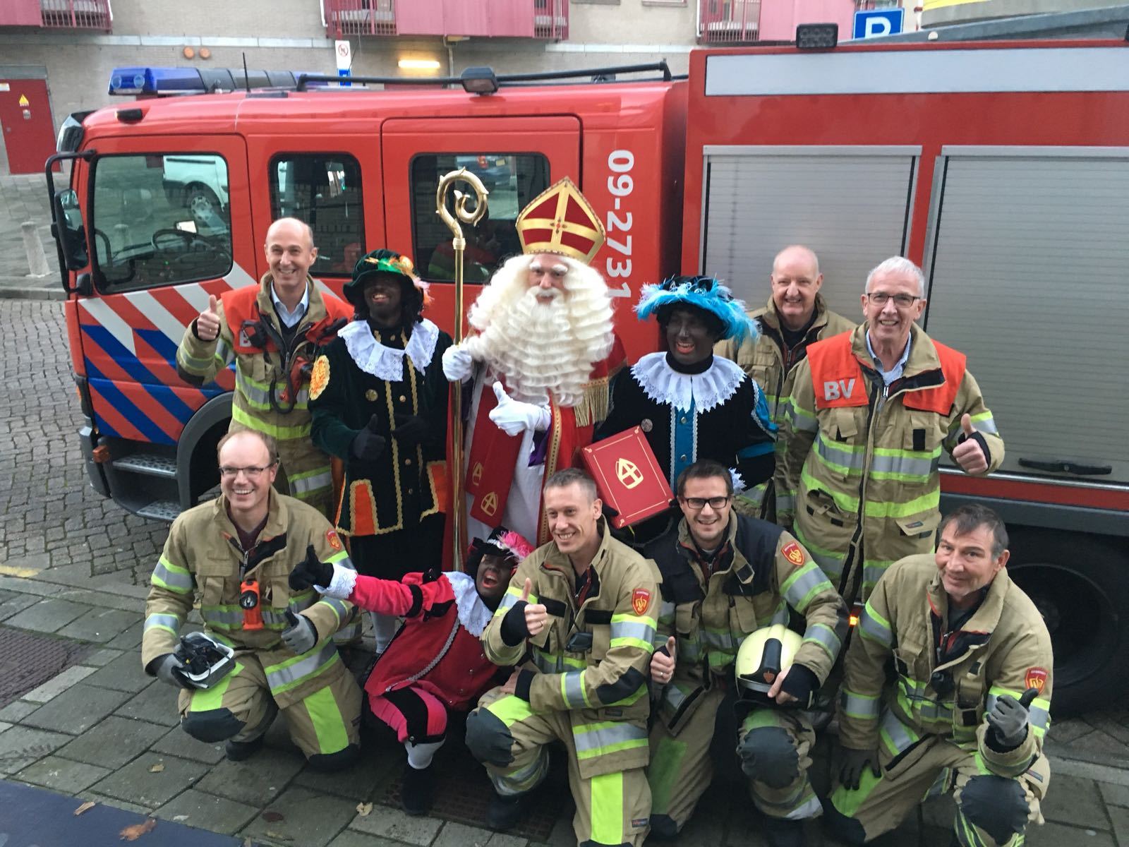 Sinterklaas en Pieten uit lift gered