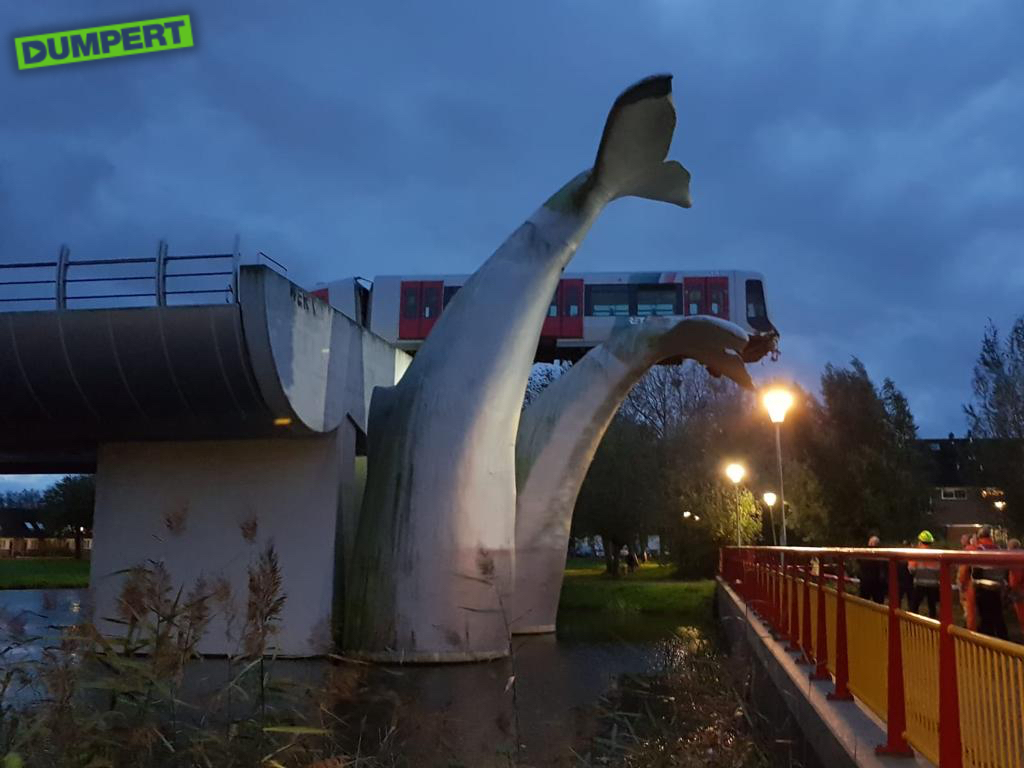 Metro in Spijkenisse sloopt walvis