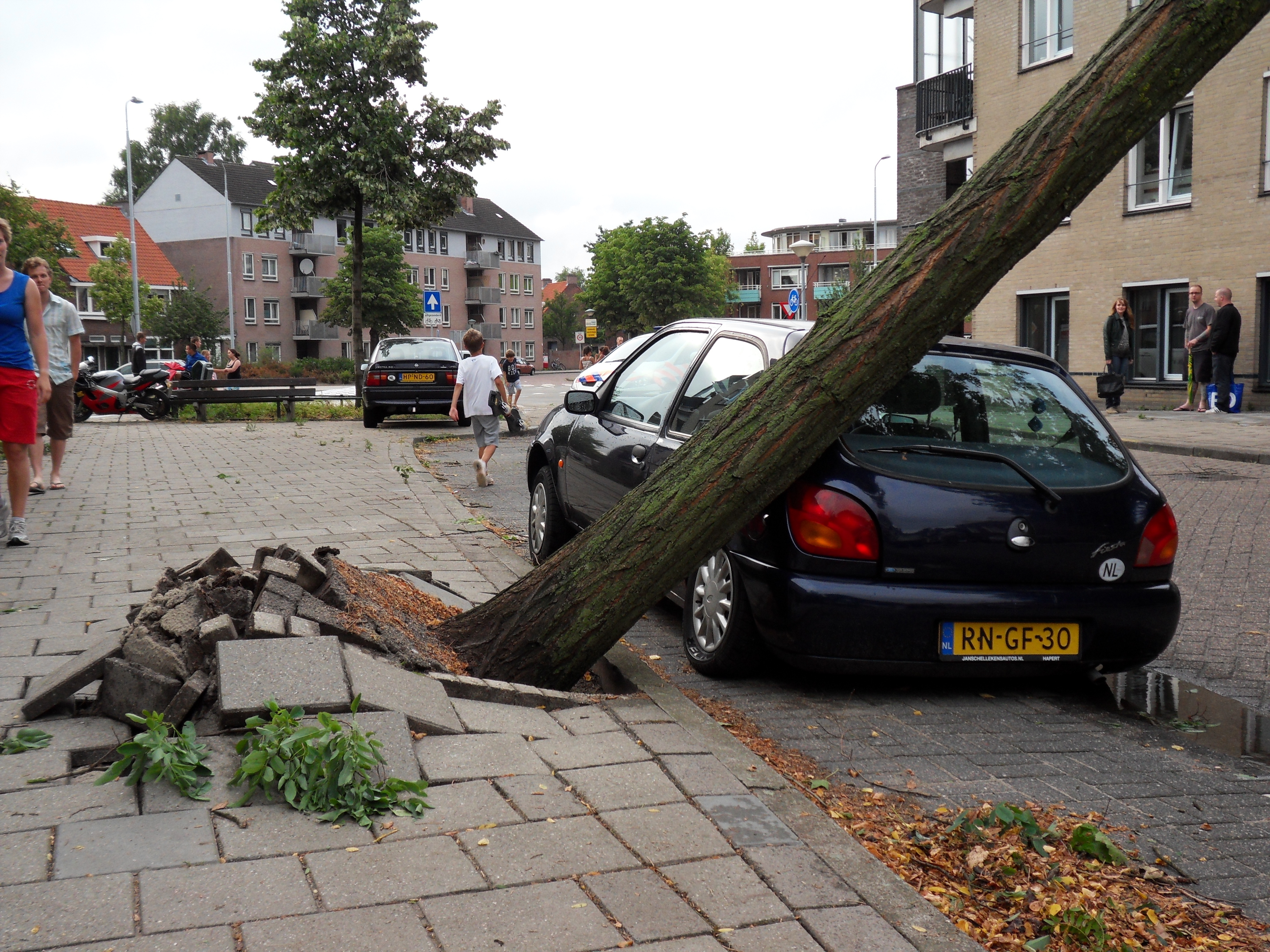 dumpert.nl - Auto redt huis in Eindhoven