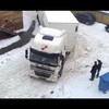Audi trekt vrachtwagen uit sneeuw