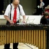 96-jarige speelt de Marimba..
