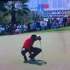 Tiger Woods SPUUGT op de golfbaan