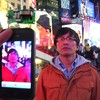Man hackt schermen op Times Square
