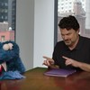 Tim Schafer in gesprek met Cookie Monster