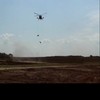 Militair blijft vastzitten aan helikopter