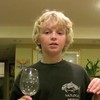 Kind breekt een wijnglas met stem