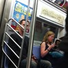 Zo even mensen kijken in de metro