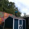 Skateboarder doet trucje op dak