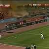 Voetbalfans steken vuurwerk af
