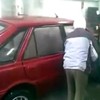 Opa gaat de auto wassen