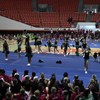 Cheerleaders flikflakken zich een ongeluk