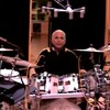 John McCain speelt de drums