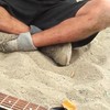 Dakloze lifter dude gespot op het strand
