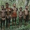 1954, Congo. Toeriste koopt boog van Afrikaanse Pygmeeën