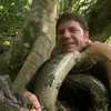 Steve Backshall laat zich wurgen door een Boa Constrictor