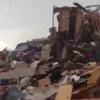 Familie komt schuilkelder uit na Tornado Oklahoma