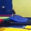 Peuter doet front flip