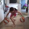 Klein meisje is goed met ballen