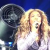 Beyoncé aan haar getrokken door fan