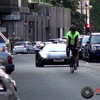 Fietser blokkeert weg voor Lamborghini Aventador