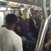 Gek spuugwijf flipt in metro