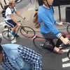 Londense fietser helpt verdwaalde blinde man