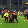 Benfica-trainer haalt fan uit handen van politie